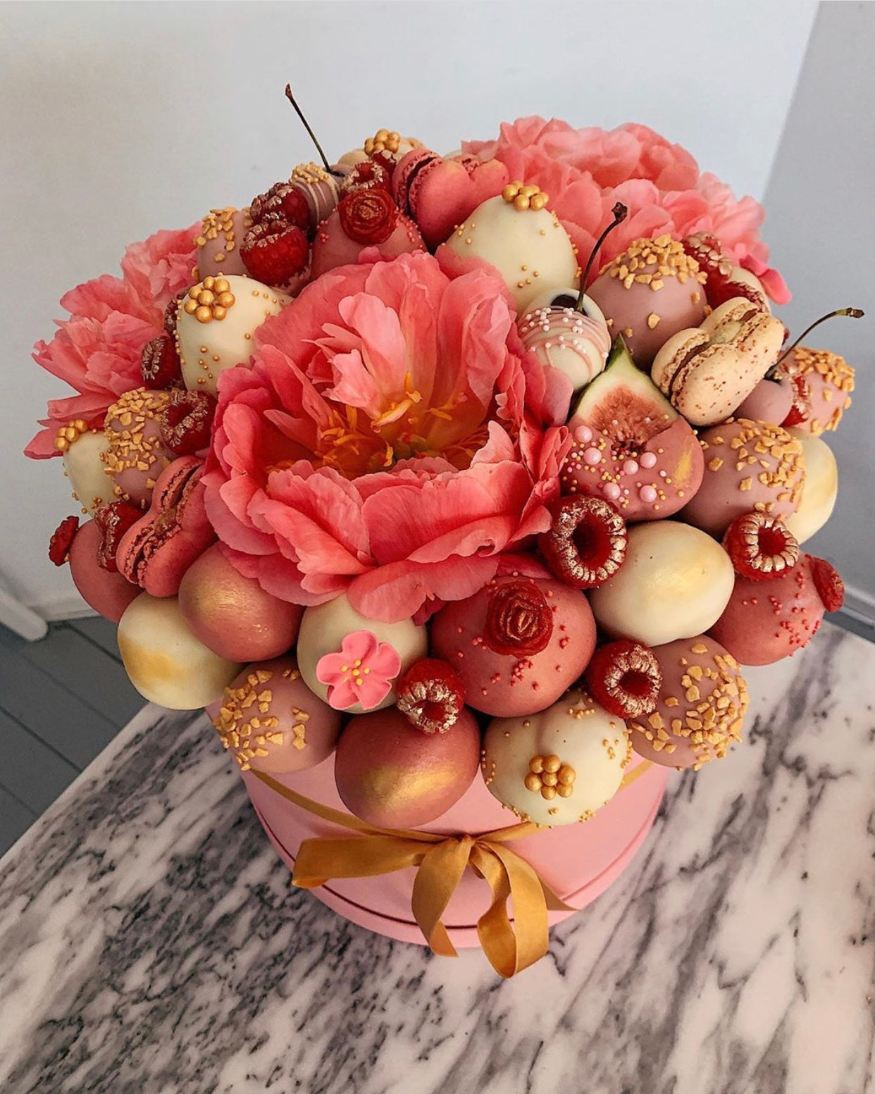 بوكية شوكولاته وورد
